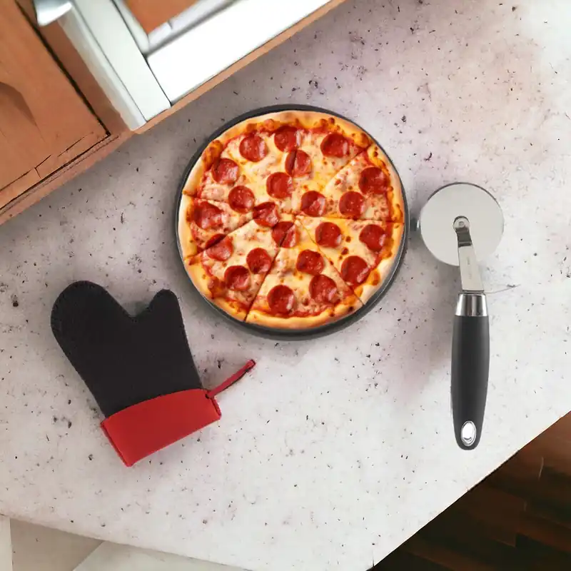 Set Taglia Pizza Teglia Cuoci Pizza 33cm con Guantone e Rotella Antiaderente